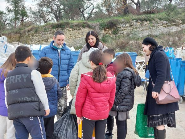 Βιωματική δράση εξοικείωσης με την ανακύκλωση για μαθητές του Δημοτικού Σχολείου Αχαράβης
