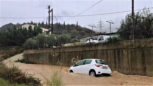 Οδηγός εγκλωβίστηκε στα ορμητικά νερά - Απεγκλωβίστηκε με τη βοήθεια της Πυροσβεστικής