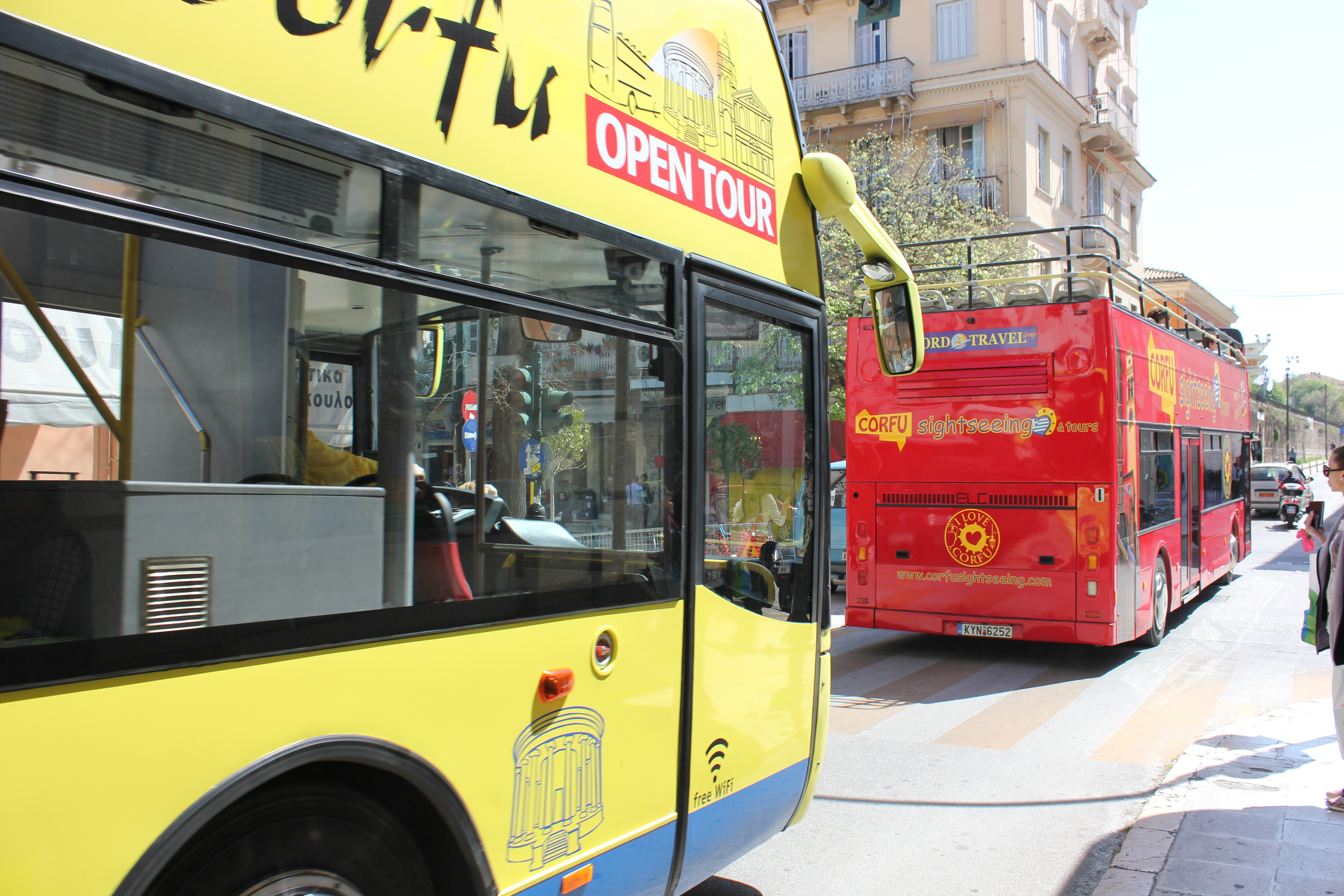 Ιδιοκτήτες τουριστικών λεωφορείων Κέρκυρας: Ζητούν απόσυρση των ανοικτών περιηγητικών