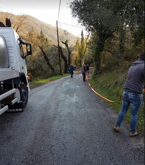 Καθαρισμός δρόμου από ελαιόκαρπο στην περιοχή της Κορακιάνας