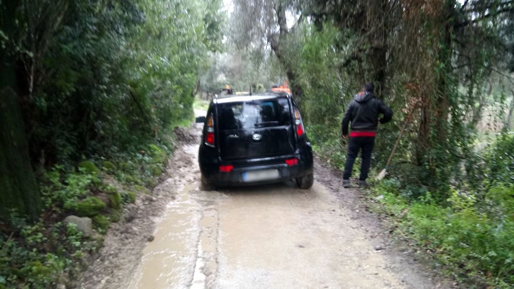 Παγίδα για οδηγούς το απροστάτευτο χαντάκι της ΔΕΥΑΚ (photos - video)