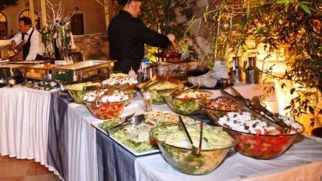 La legge italiana destina il cibo avanzato in beneficenza, non alla spazzatura!