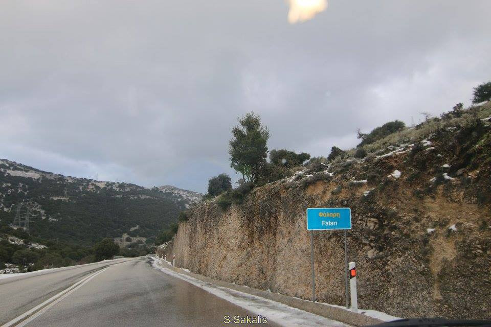 Με αντιολισθητικές αλυσίδες η κυκλοφορία στη θέση «Φάλαρη» Κεφαλονιάς