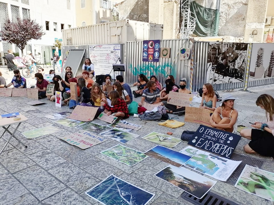 Καθιστική διαμαρτυρία στην Ανουντσιάτα για τον Ερημίτη