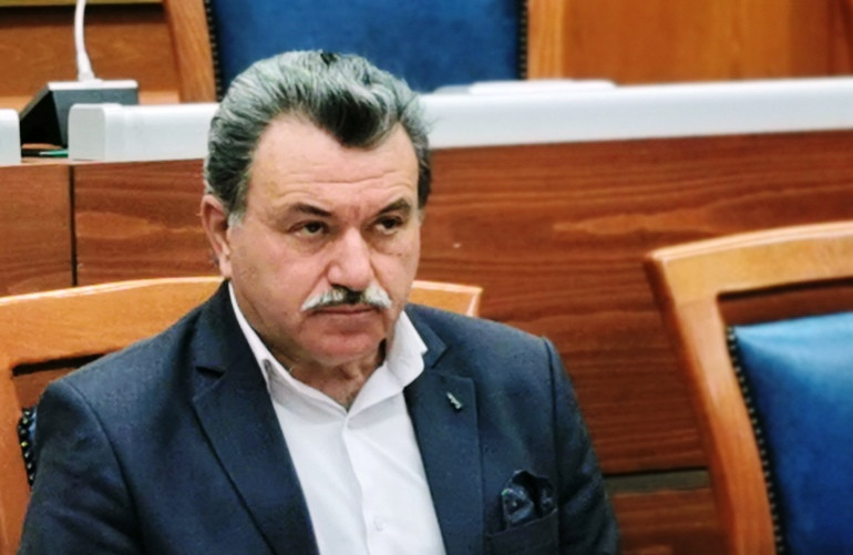 Άφησε την Περιφέρεια στο έλεος των καιρικών συνθηκών και πήγε στην Ελβετία