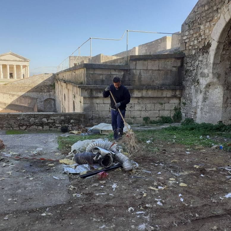 Clean-up at the Old Fortress - bulky waste from Public Library removed