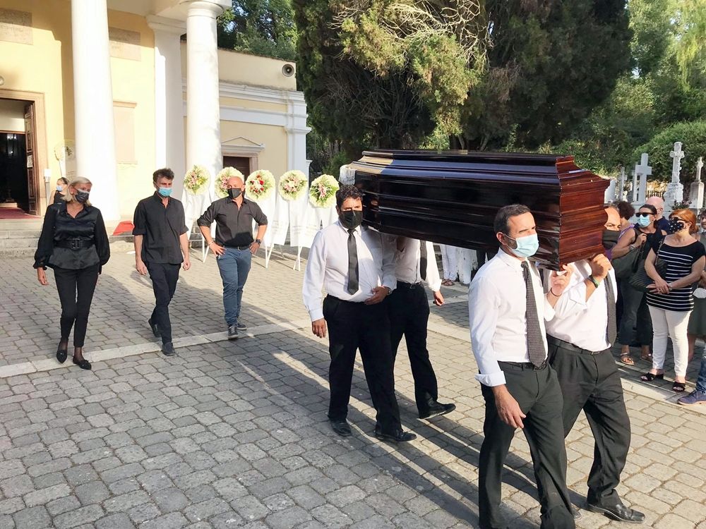 Ο τελευταίος αποχαιρετισμός στον Σπύρο Μώρο (photos)