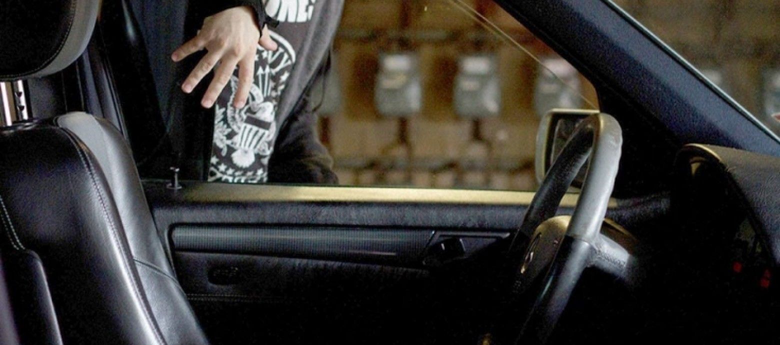 Παραβίαση σταθμευμένου αυτοκινήτου - πήρε αντικείμενα αξίας 300 ευρώ