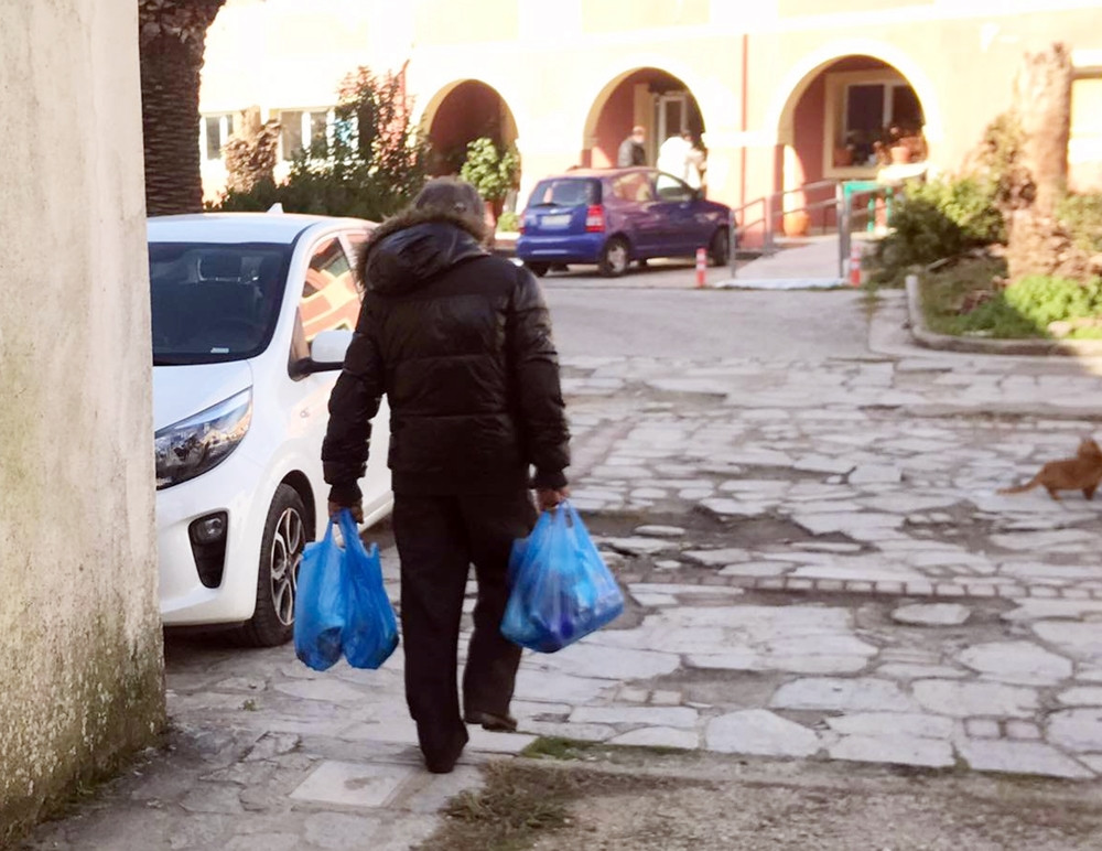 Αναζητούν βοήθεια στις κοινωνικές δομές και στην Εκκλησία