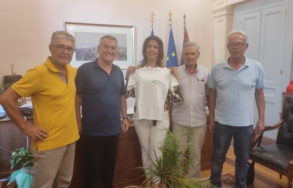 Mayor Meropi Ydraiou meets with Ecology Club members