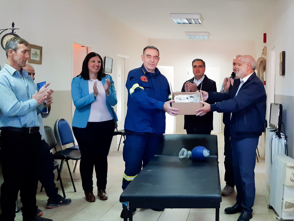 North Corfu Municipality provides Thinalia fire station with two defibrillators