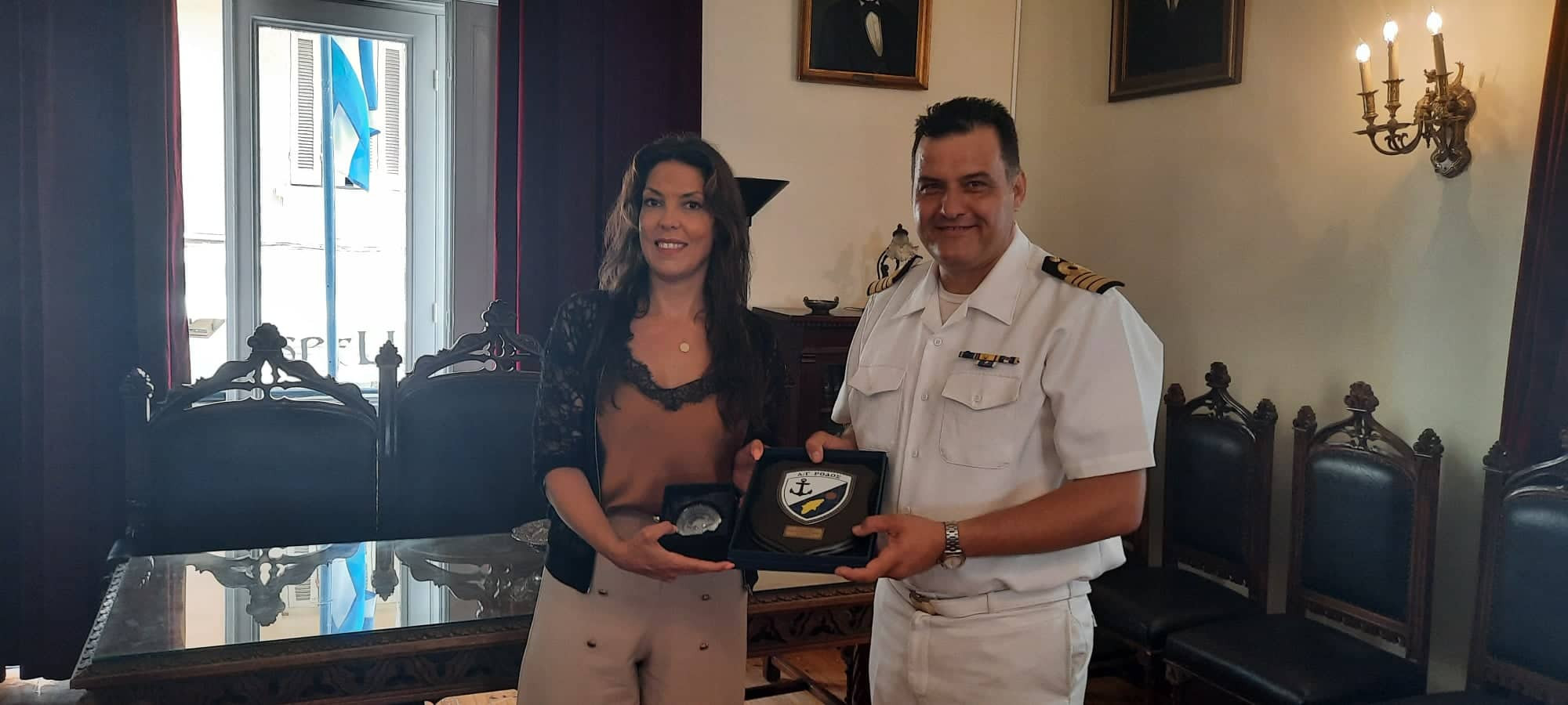 Η Δήμαρχος με τον Κυβερνήτη του αρματαγωγού Κ. Πετρούλια