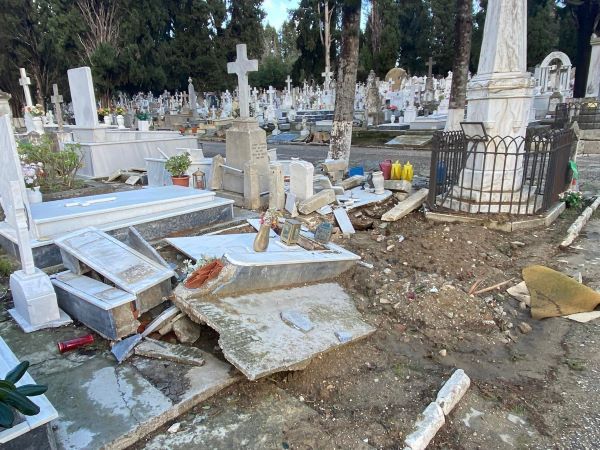 Σπασμένοι τάφοι στο νεκροταφείο της Γαρίτσας