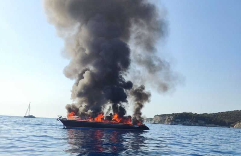 Burning yacht near Antipaxos sinks