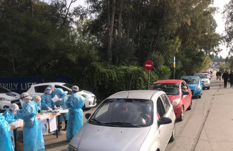 Driving Test Queue Long queues for today΄s free drive-through rapid tests
