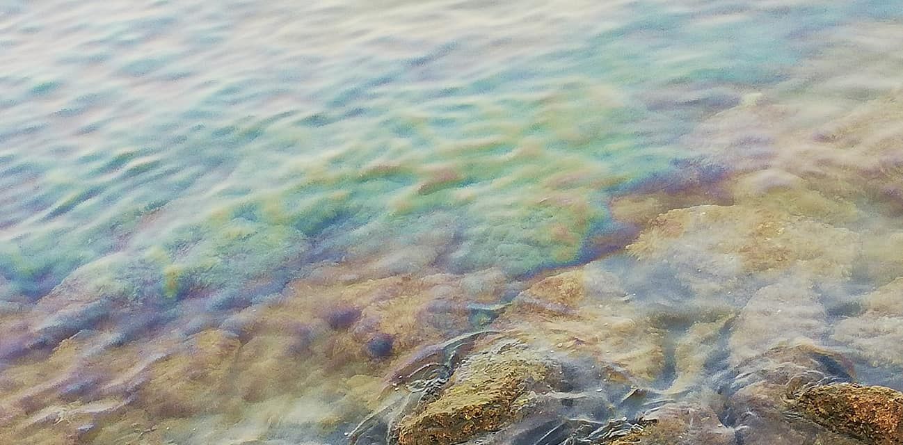 Εντοπίστηκε το σκάφος που ρύπανε τη θάλασσα στη Γαρίτσα