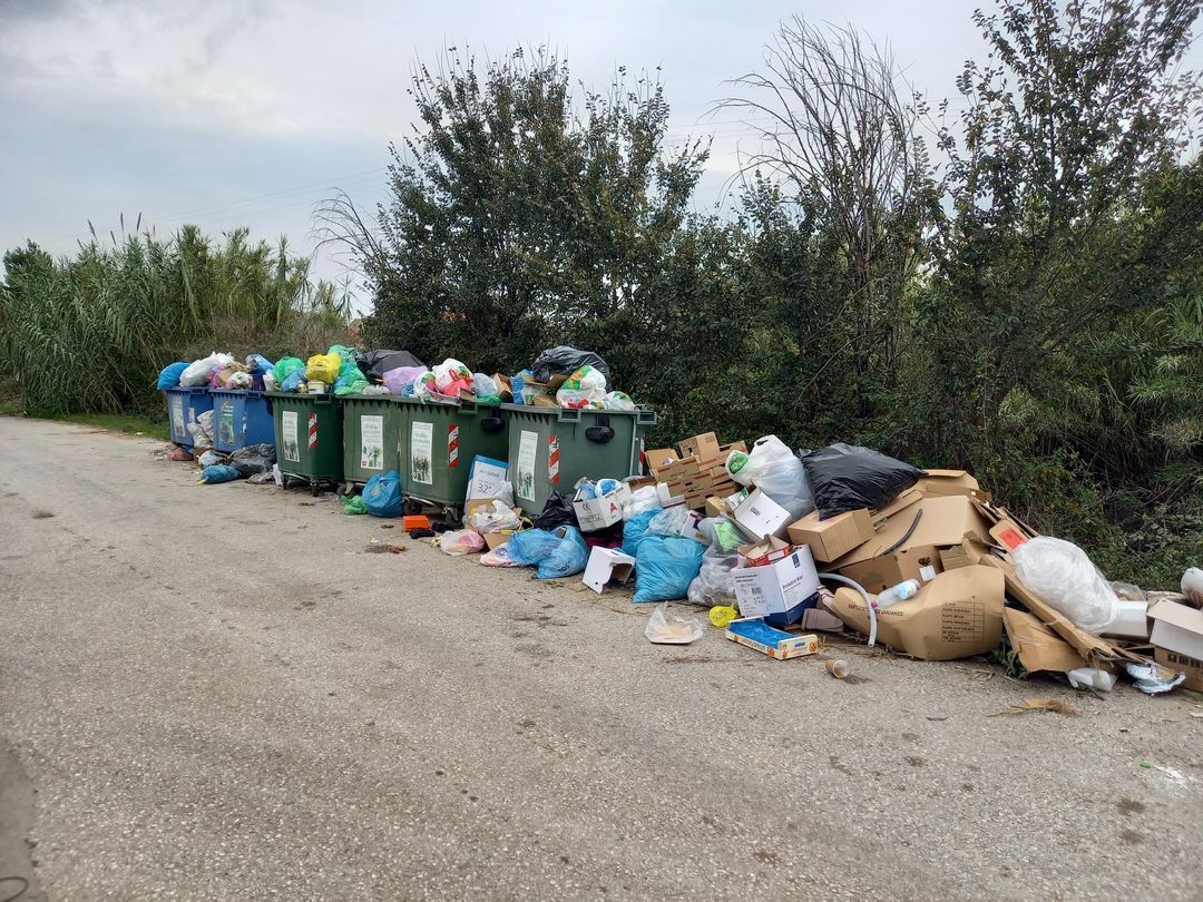 Γέμισαν με σκουπίδια οι δρόμοι της Νότιας Κέρκυρας