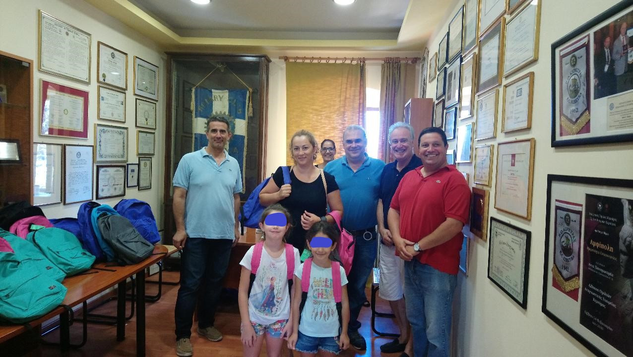 Ο Ροταριανός Όμιλος Κέρκυρας σε συνεργασία με τον Ερυθρό Σταυρό παρέδωσαν σχολικά είδη σε παιδιά με οικονομικά προβλήματα