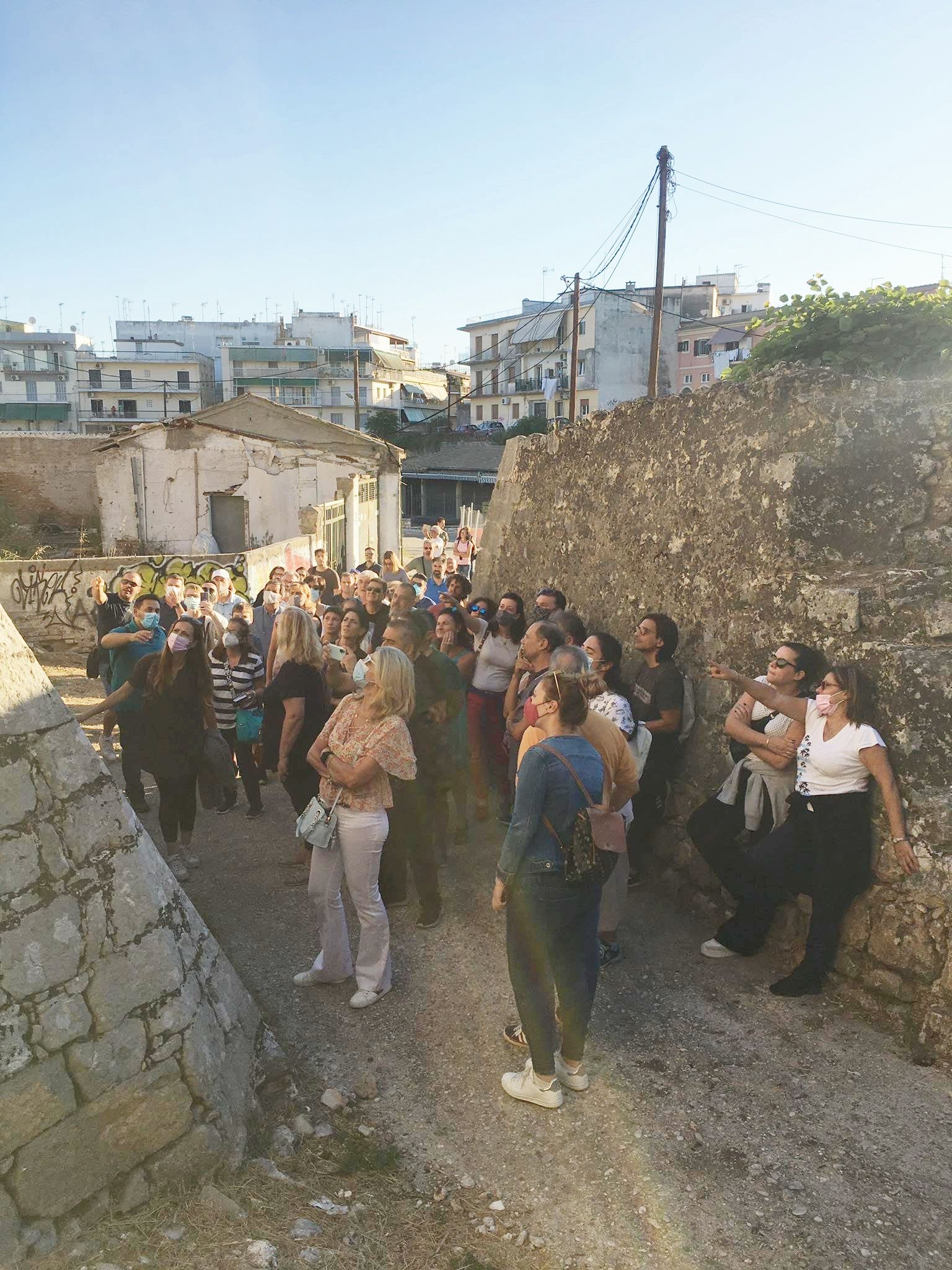 Επιστολή πολιτών για τον ευπρεπισμό του τείχους στη Λαϊκή Αγορά