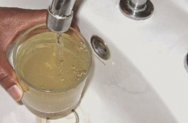 Θολό το νερό στις βρύσες – Επανέρχεται σταδιακά, καθαρό