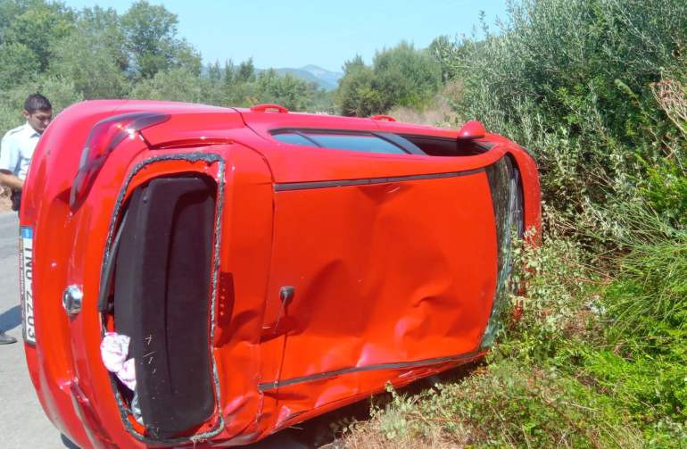 Τροχαίο στο Τεμπλόνι με απεγκλωβισμό της οδηγού από την Πυροσβεστική