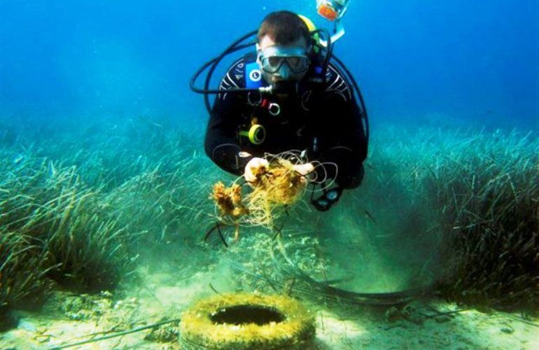Voluntary clean-up of seabed at Corfu Old Port