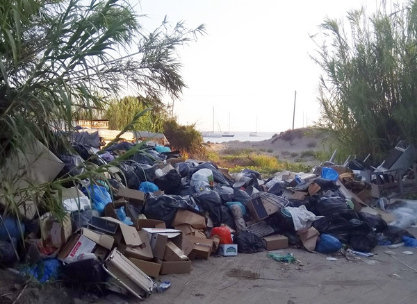 Giorgos Kaloudis reports illegal rubbish dump in Erikoussa